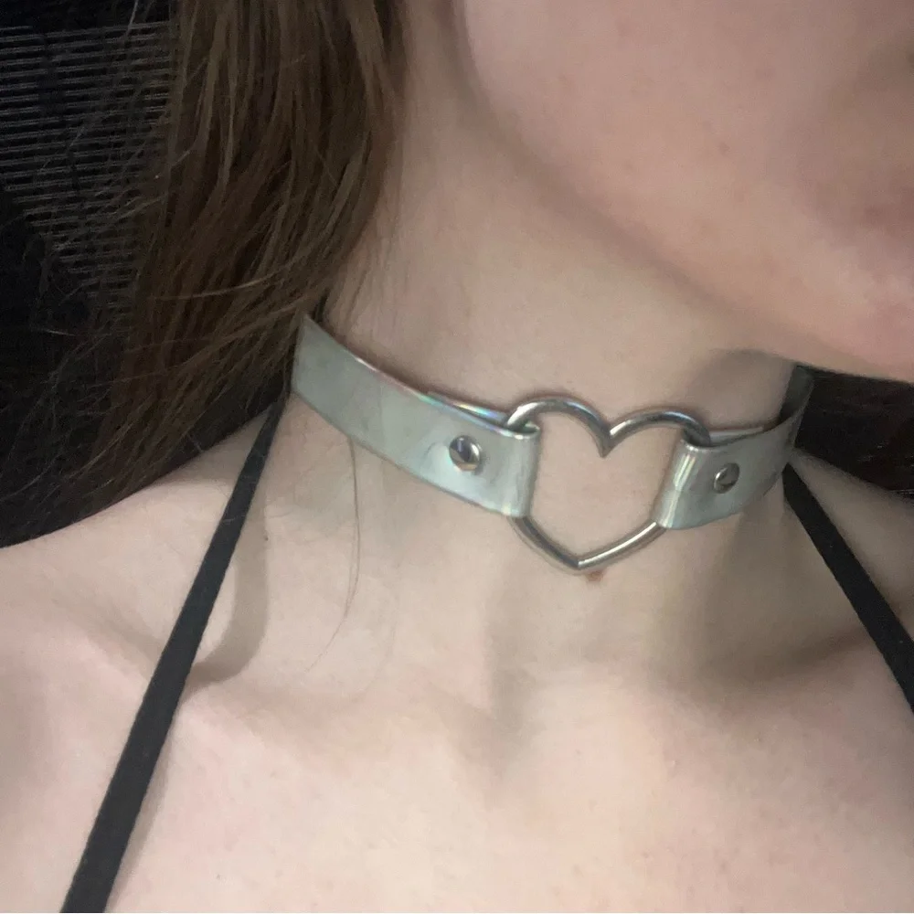 2016 TUMBLR GRUNGE HOLOGRAPHIC SILVER HEART CHOKER - Picture 7 of 14